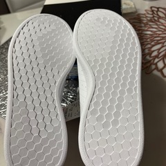 新品adidasスニーカー24センチの画像