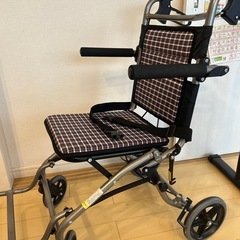 コンパクト 軽量 介助用車椅子の画像