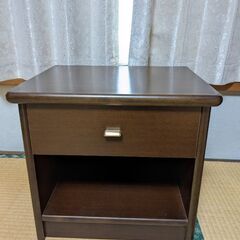 ベッドサイドの小物入れの画像