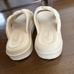 オフホワイトサンダルの画像
