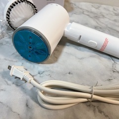 【未使用品】スチームアイロン. 衣類スチーマー 折り畳み式 ハンディースチーマー 軽量 自動停止機能 1200W 200ML大容量水タンクの画像