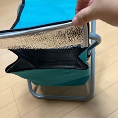 折りたたみ椅子（クーラーBOX付き）の画像