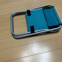 折りたたみ椅子（クーラーBOX付き）の画像