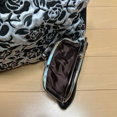 ポーチと財布の画像