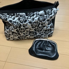 ポーチと財布の画像