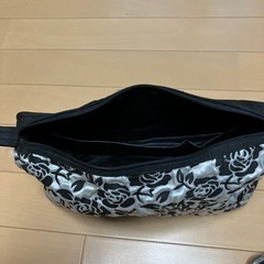 ポーチと財布の画像