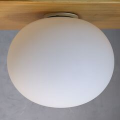 FLOS(フロス) のJasper Morrison（ジャスパー・モリソン)デザイン Glo-Ball(グローボール)C1 シーリングライト。どこからみても隙のない美しさのモダンな天井照明です♪の画像