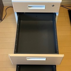 金属製　重厚　キャビネットの画像