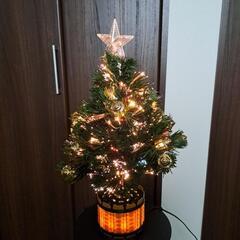 電飾付きクリスマスツリーの画像