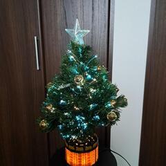 電飾付きクリスマスツリーの画像
