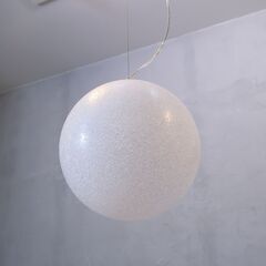 Lumen Center Italia(ルーメンセンターイタリア)のICEGLOBE(アイスグローブ)Sです。ポリカーボネート製のキラキラ輝く球体シェードから柔らかく美しい光を放つペンダントライト♪の画像
