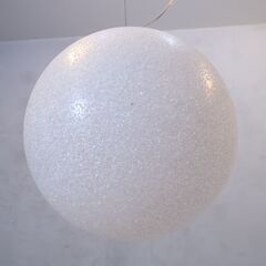 Lumen Center Italia(ルーメンセンターイタリア)のICEGLOBE(アイスグローブ)Sです。ポリカーボネート製のキラキラ輝く球体シェードから柔らかく美しい光を放つペンダントライト♪の画像
