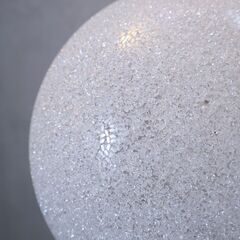 Lumen Center Italia(ルーメンセンターイタリア)のICEGLOBE(アイスグローブ)Sです。ポリカーボネート製のキラキラ輝く球体シェードから柔らかく美しい光を放つペンダントライト♪の画像