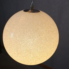 Lumen Center Italia(ルーメンセンターイタリア)のICEGLOBE(アイスグローブ)Sです。ポリカーボネート製のキラキラ輝く球体シェードから柔らかく美しい光を放つペンダントライト♪の画像