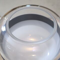 LUMINABELLA(ルミナベッラ)取り扱いの VISTOSI(ヴィストージ)よりFutura(フトゥラ)ペンダントライトです。乳白色とクリアガラスに黒のメタルがアクセントのモダンな天井照明♪の画像