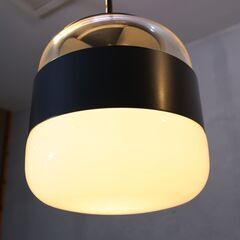 LUMINABELLA(ルミナベッラ)取り扱いの VISTOSI(ヴィストージ)よりFutura(フトゥラ)ペンダントライトです。乳白色とクリアガラスに黒のメタルがアクセントのモダンな天井照明♪の画像