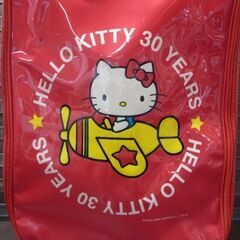 HELLO KITTY 30周年記念 キャリーバッグ 高さ約38cm アミューズメント専用景品 ハローキティ キャリーケース 札幌市東区 新道東店の画像