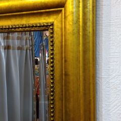 フレームのついた鏡　立てかけ　壁に取り付けできます １台の画像