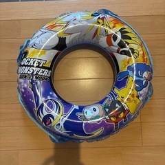 ポケモンの浮き輪と大人用浮き輪
の画像
