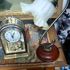 アンティークぽい　ランプと置き時計の画像