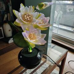 お盆にハスの花 LEDの画像