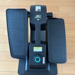 Cubiiキュービー　ソファーでサイクリングマシン　エアロバイクの画像