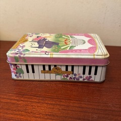 お菓子の缶の画像