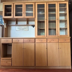 【シンプルで美しい食器棚✨】の画像