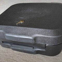 相模原 金庫 保管庫 鍵 耐火 Sentry Safe R4132 CW2シリーズ ポータブル セントリー セーフ CHW20101 ウォータープルーフ 火災 水害 セキュリティ 家庭用 オフィス 貴重品 重要書類 熱に弱いCD/DVD デジタルメディア 保護 守る 性能 持ち運 が可能 コンパクトサイズ 重さ 手軽 防災 対策 パーソナル保管庫 引き出し 大切 思い出 データ 安全 管理の画像