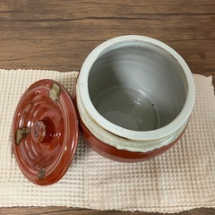 陶器製の漬物かめ（蓋付き）の画像