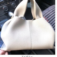 白のハンドバッグの画像