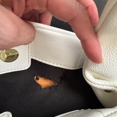 白のハンドバッグの画像