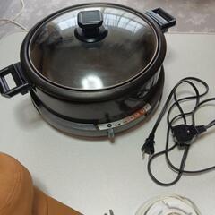 600円3点お鍋はすき焼きにも 湯豆腐 など 鍋としても利用できます だいたい 大人3人用 ぐらいです 調節は 弱中強とレバーで調節ができます プラグをコンセントさすだけです 中古です ミキサーの方は小さめで450ミリです 帽子は婦人ものでサイズは57.5サイズです リネン素材です 帽子はほとんど使っておりません 3点で600円です。、の画像