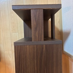 ダイニングテーブルとサイドテーブルの画像