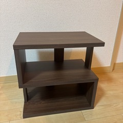 ダイニングテーブルとサイドテーブルの画像