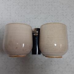 ビール4本とコップ4個の画像