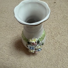 花柄の陶器の花瓶の画像