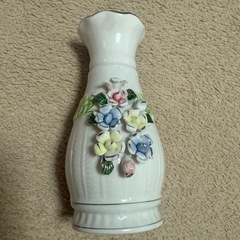 花柄の陶器の花瓶の画像