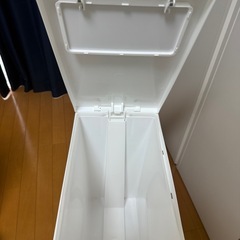 新輝合成 トンボ ユニード ゴミ箱 45リットル ふた付き 蓋を開けずにごみを捨てられる プッシュタイプ ペダル式 ホワイト 45S 幅26.5×奥行45.5×高さ55.5cm 日本製の画像