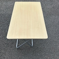 折りたたみテーブルの画像