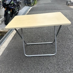 折りたたみテーブルの画像