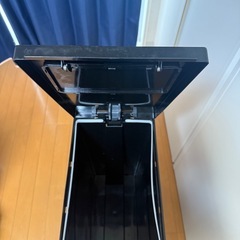 新輝合成 トンボ ユニード ゴミ箱 45リットル ふた付き 蓋を開けずにごみを捨てられる プッシュタイプ ペダル式 ブラック 幅26.5×奥行45.5×高さ55.5cm 45S 日本製の画像