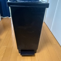 新輝合成 トンボ ユニード ゴミ箱 45リットル ふた付き 蓋を開けずにごみを捨てられる プッシュタイプ ペダル式 ブラック 幅26.5×奥行45.5×高さ55.5cm 45S 日本製の画像