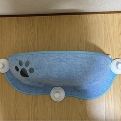 新品　未使用　猫ちゃん用　窓吸盤取り付けハンモック(ブルー)足跡　左側の画像