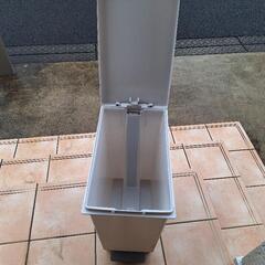 ニトリで購入したダストボックスです。2個あります。の画像