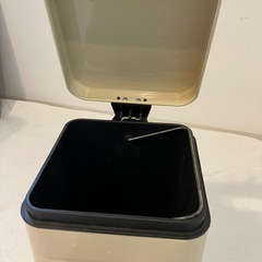 ヴィンテージ調 レトロアイボリー スクエアペダル式ダストボックス の画像
