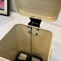 ヴィンテージ調 レトロアイボリー スクエアペダル式ダストボックス の画像