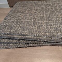 50×50×11タイルカーペット　ベージュ系7枚ブラウン系7枚　(8/20まで)の画像