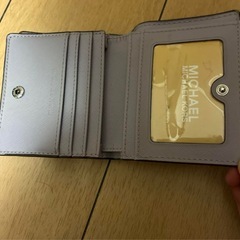 マイケルコースの二つ折り財布の画像