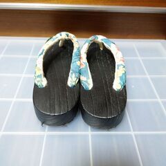手焼桐下駄　23cm〜24.5cm　黒　青色　花柄　レディース　女性の画像